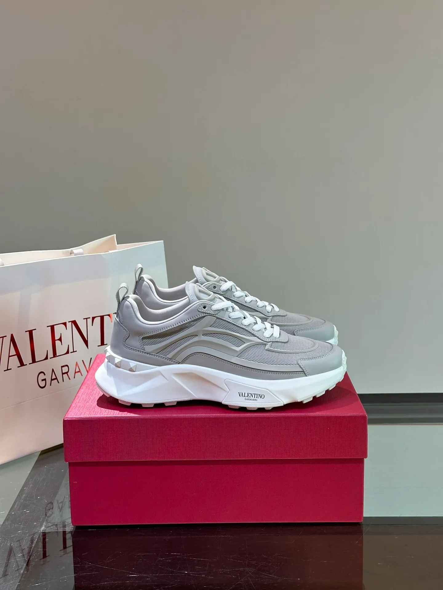 P520¥ Valentino/Valentino GaravaniTotaloopV logo new sports shoes, with leather details, silk screen printing on the tongue, combined with outsole, really easy to wear and very comfortable ~ Comes with 5 cm height increase✔️A must-have pair for fashionable men and beautiful women in summer! Size: 38-46